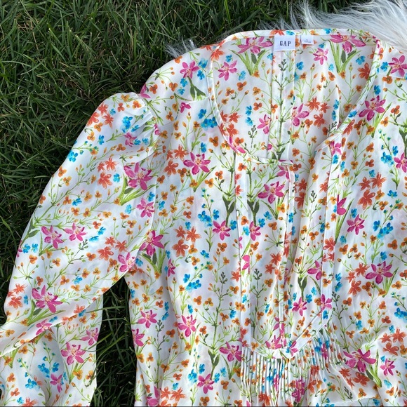 GAP Tops - Gap spring floral v-neck blouse